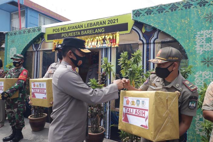 Kapolda Kepri memberikan tali asih ke setiap pos untuk memberikan motivasi dan semangat kerja personel, Jumat (7/5/2021).