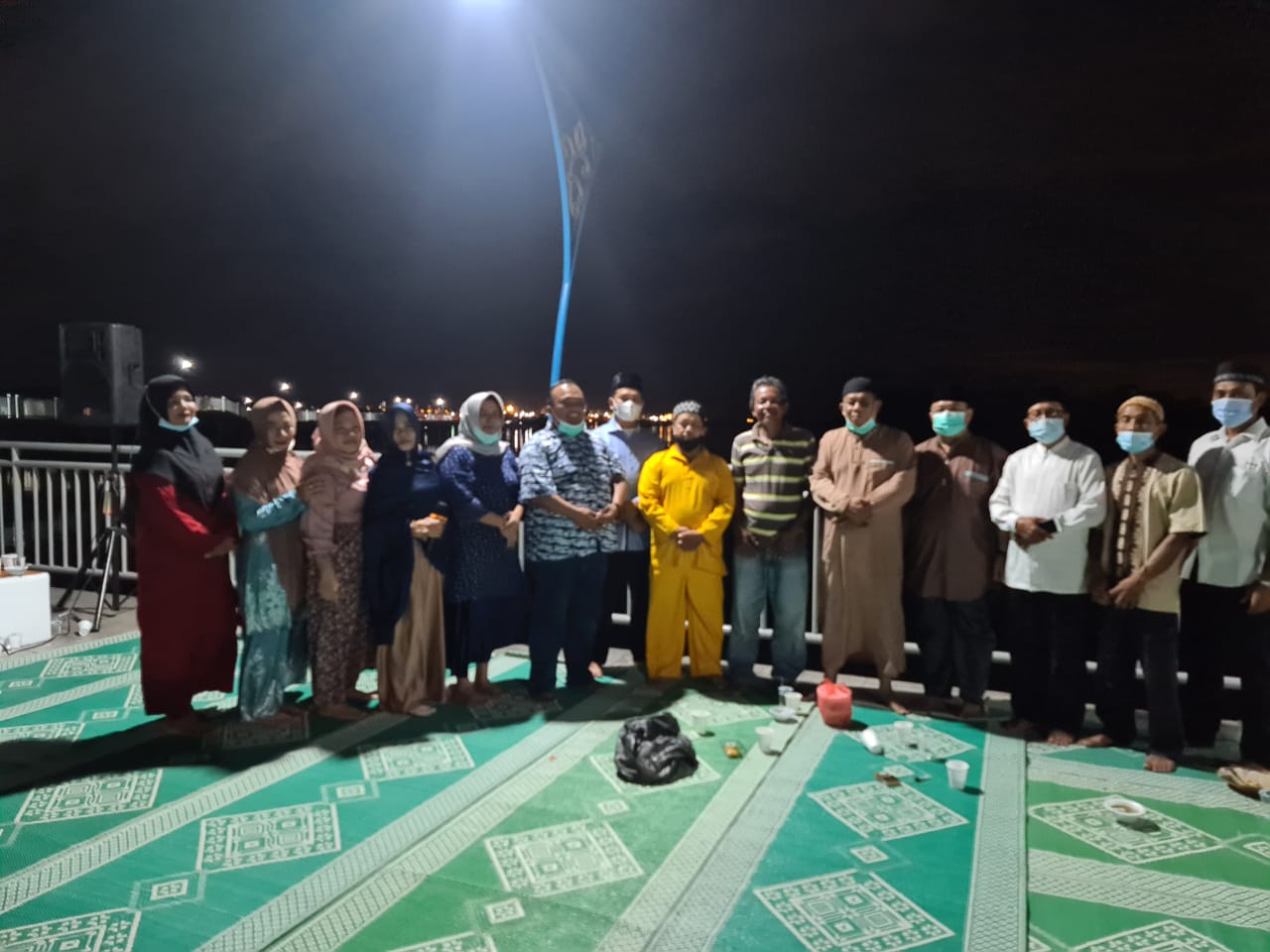 Sejumlah tokoh masyarakat Kampung Tua Tanjungriau, Sekupang, mengadakan buka puasa dan doa syukur bersama di kawasan pembangunan kota tanpa kumuh jalan lingkar Tanjungriau yang hampir rampung, Sabtu (8/5/2021).