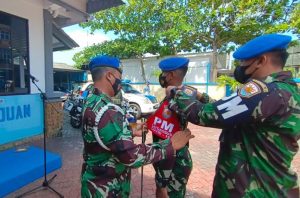 Danpom Lantamal IV memasang ban lengan kepada salah satu perwakilan anggota POM Lantamal IV sebagai tanda keterlibatan dalam Satgassus Covid-19 dan Pengamanan Lebaran 1442 H.