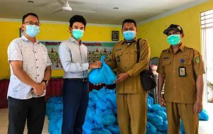 PT Citra Buana Prakarsa Group membagikan paket bahan pokok di wilayah hinterland dan mainland Batam jelang Lebaran.