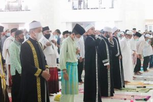 Wakil Wali Kota Batam Amsakar Achmad melaksanakan Salat Idul Fitri di Masjid Sultan Mahmud Riayat Syah, Kamis (13/5/2021) pagi.