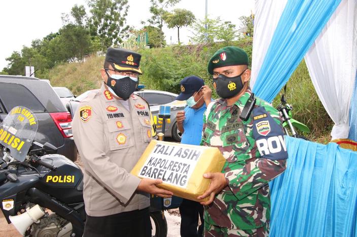 Kapolresta Barelang Kombes Pol Yos Guntur memberikan tali asih kepada personel yang bertugas di Pos Pengamanan Barelang, Jumat (14/5/2021).
