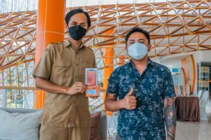 Harris Resort Barelang Batam menyerahkan hadiah kepada para pemenang undian Paket Iftar Ramadan