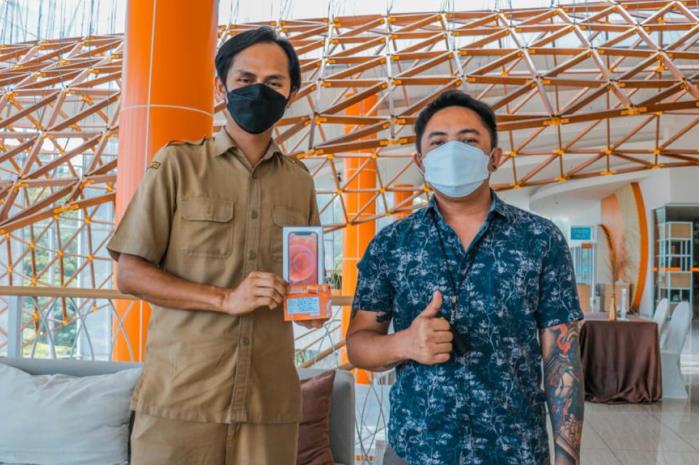 Harris Resort Barelang Batam menyerahkan hadiah kepada para pemenang undian Paket Iftar Ramadan