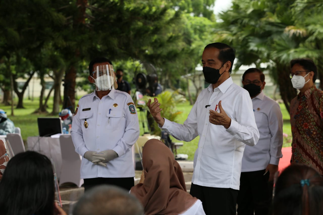Presiden Joko Widodo didampingi Gubernur Kepri Ansar Ahmad meninjau pelaksanaan vaksinasi massal masyarakat dan karyawan di Kawasan PT. Bintan Inti Industrial Estate (BIIE), Lobam, Bintan, Rabu (19/5/2021).