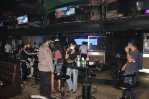 Patroli gabungan penertiban dan penutupan tempat makan/foodcourt dan tempat hiburan malam dilaksanakan Polresta Barelang bersama instansi terkait di kawasan Sekupang dan Batuaji. Patroli gabungan penertiban dan penutupan tempat makan/foodcourt dan tempat hiburan malam dilaksanakan Polresta Barelang bersama instansi terkait di kawasan Sekupang dan Batuaji.