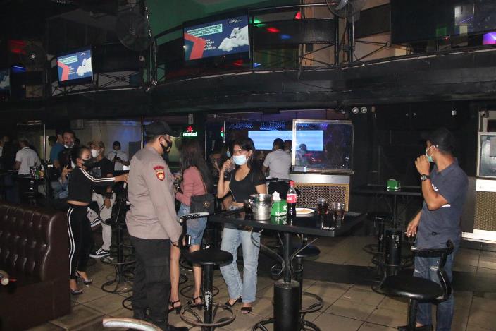 Patroli gabungan penertiban dan penutupan tempat makan/foodcourt dan tempat hiburan malam dilaksanakan Polresta Barelang bersama instansi terkait di kawasan Sekupang dan Batuaji.