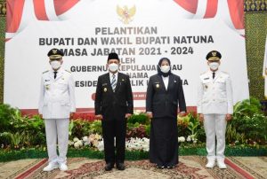 Gubernur Ansar melantik Wan Siswandi dan Rodial Huda selaku Bupati dan Wakil Bupati Kabupaten Natuna terpilih masa jabatan 2021-2024