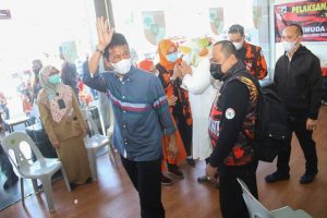 Wali Kota Batam, Muhammad Rudi bersama Wakil Gubernur Kepri, Marlin Agustina meninjau vaksinasi 100 anggota ormas Pemuda Pancasila Kota Batam.