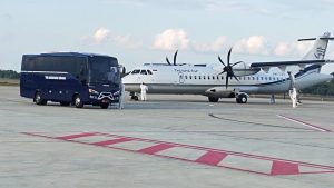 Satgas Covid-19 Lanud Hang Nadim mengevakuasi medis udara terhadap 14 karyawan PT Star Energy Flight Offshore yang dinyatakan positif, Selasa (25/5/2021).
