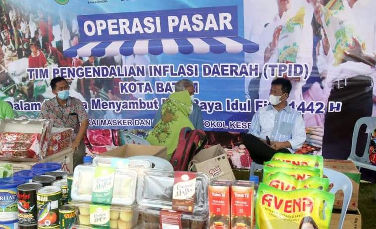 Wali Kota Batam, Muhammad Rudi, saat meninjau operasi pasar murah di Kelurahan Batubesar, Kecamatan Nongsa, Sabtu (8/5/2021).