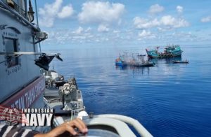 KRI Sultan Thaha Syaifudin-375 Koarmada I, menyelamatkan 27 anak buah kapal (ABK) KM Sinar Mas yang mengalami kebakaran di Laut Natuna Utara Sabtu (15/5/2021). (Foto dokumen Puspen TNI AL)