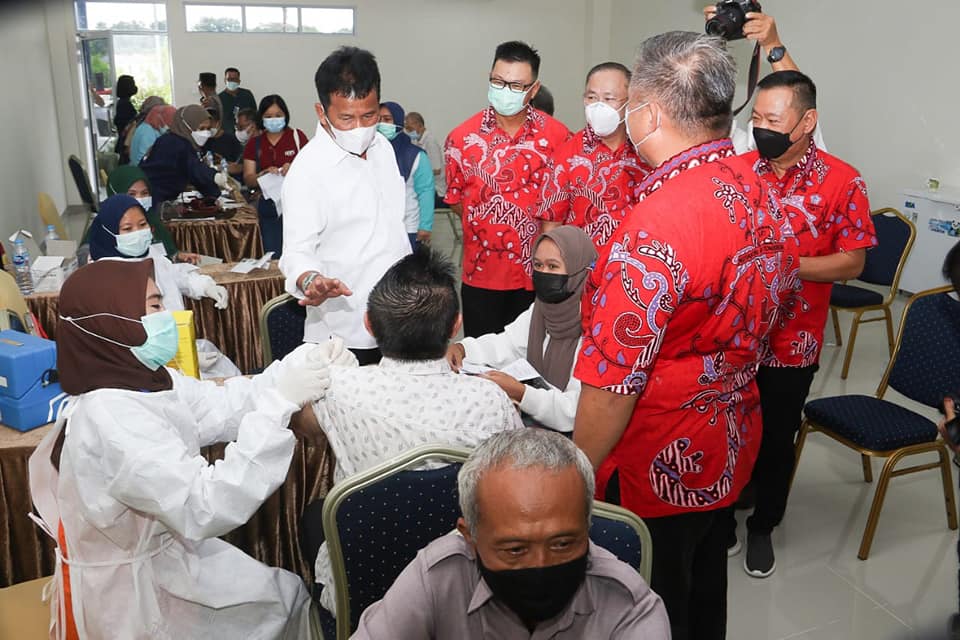 Wali Kota Batam, Muhammad Rudi meninjau vaksinasi massal