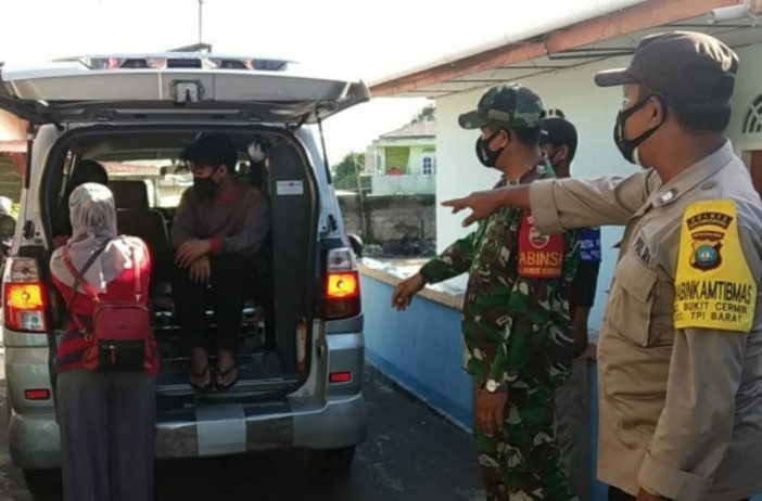 Babinsa Bukit Cermin dan kepolisian meninjau tempat isolasi di Hotel Lohas Bintan, Senin (21/6/2021).