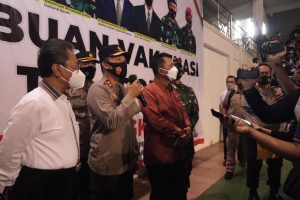 Gubernur Kepri Ansar Ahmad dan Kapolda serta Ketua DPRD Kepri meninjau vaksinasi di GOR Temenggung Abdul Jamal Batam