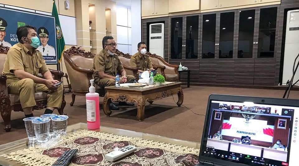 Sekretaris Daerah (Sekda) Kota Batam, Jefridin Hamid mengikuti rapat virtual tentang percepatan vaksinasi bersama Gubernur Kepri Ansar Ahmad pada Senin (21/6/2021).