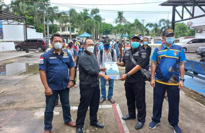 34 awak kapal berkewarganegaraan Vietnam yang telah selesai menjalani proses penegakan hukum diserahkan kepada Kantor Imigrasi Kelas I TPI Tanjungpinang dan Kantor Rudenim Pusat Tanjungpinang pada Jumat dan Sabtu (18-19/6/2021).
