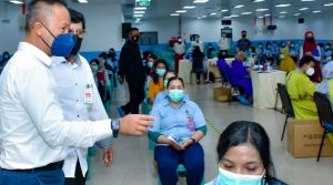 Menteri Perindustrian Agus Gumewang saat meninjau pelaksanaan vaksinasi gotong royong di PT Satnusa Batam.
