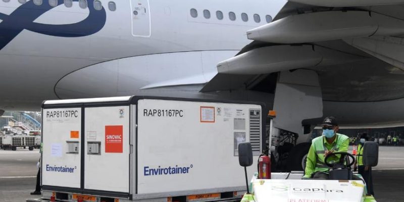 Sebanyak 10 juta dosis bahan baku (bulk) vaksin CoronaVac dari Sinovac tiba di Bandara Soekarno-Hatta, Tangerang, Banten, Minggu (20/6/2021) siang.