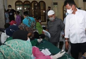 Wali Kota Batam, Muhammad Rudi, meninjau vaksinasi Imam Masjid, Mubaligh, Guru TPQ, dan Kementerian Agama di Masjid Sukajadi Batam, Rabu (23/6/2021).