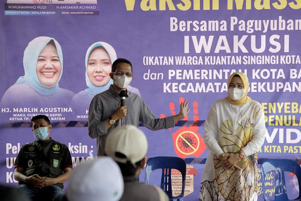 Wakil Wali Kota Batam, Amsakar Achmad memantau vaksinasi wilayah Sekupang di Vihara Samudra Dharma, Tiban Mentarau, Sabtu (19/6/2021).