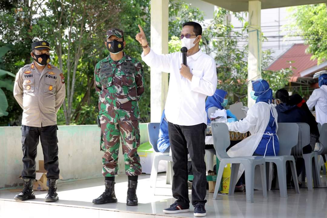 Wakil Wali Kota Batam, Amsakar Achmad, menyosialisasikan kebijakan perpanjangan PPKM berbasis mikro di Batam, Jumat (25/6/2021).