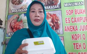 Adelia Setyo Rini di tempat usahanya, Warung Suroboyo Neng Rini, di kawasan Baloi Center, Kelurahan Baloi Indah, Kecamatan Lubuk Baja, Kota Batam, Jumat (11/6/2021). (gokepri.com/zaki)