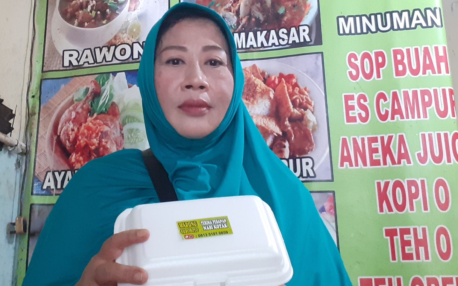 Adelia Setyo Rini di tempat usahanya, Warung Suroboyo Neng Rini, di kawasan Baloi Center, Kelurahan Baloi Indah, Kecamatan Lubuk Baja, Kota Batam, Jumat (11/6/2021). (gokepri.com/zaki)