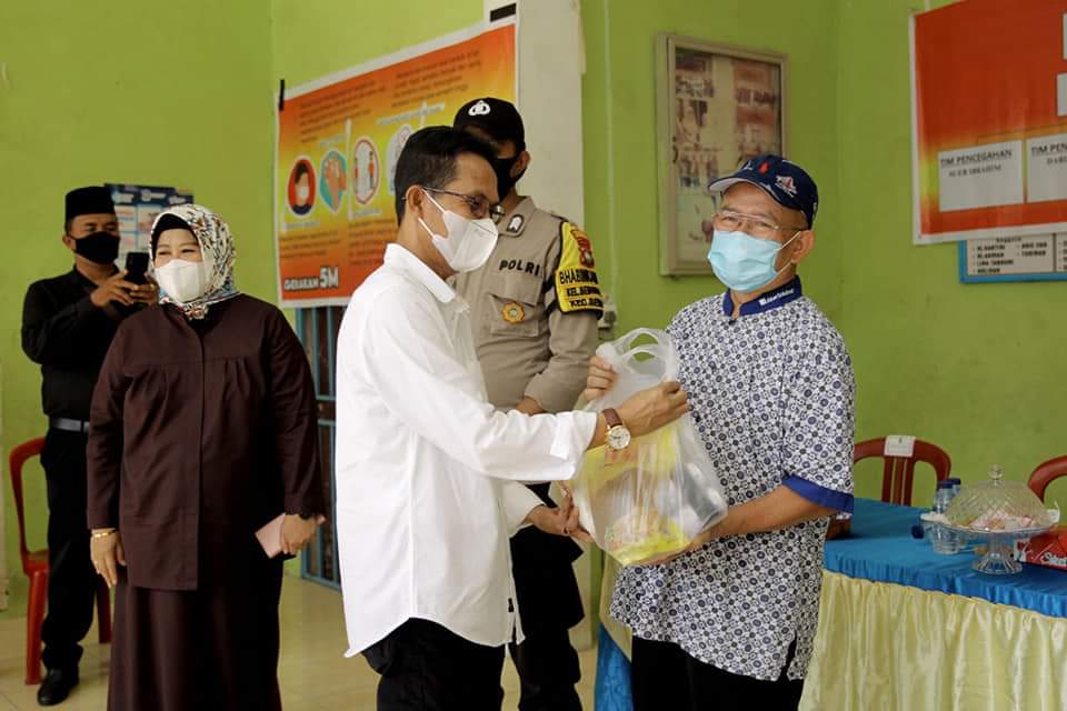 Wakil Wali Kota Batam Amsakar Achmad bersama Wakil Gubernur Kepri Marlin Agustina meresmikan empat Posko Pemberlakuan Pembatasan Kegiatan Masyarakat (PPKM) Mikro di Kecamatan Bengkong, Senin (31/5/2021).