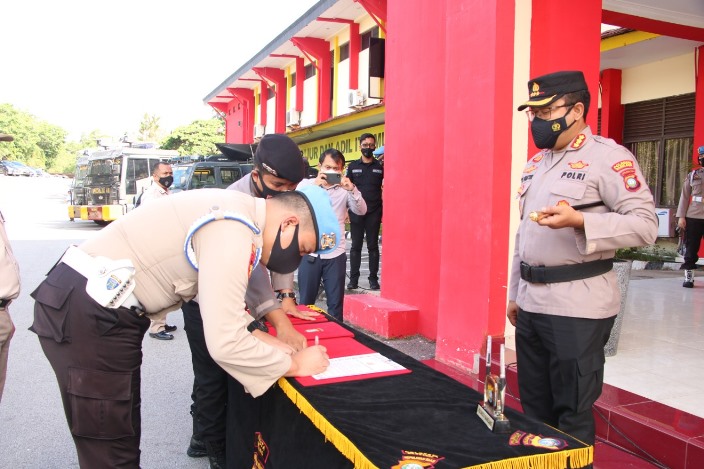 Kapolresta Barelang Kombes Pol Yos Guntur bersama seluruh pejabat utama dan anggota Polresta Barelang mendeklarasikan dan melakukan penandatanganan Pakta Integritas di Lapangan Mapolresta Barelang, Selasa (1/6/2021).