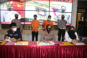 Kepolisian mengamankan dua tersangka pemalsuan hasil pemeriksaaan GeNose di Bandara Hang Nadim Batam