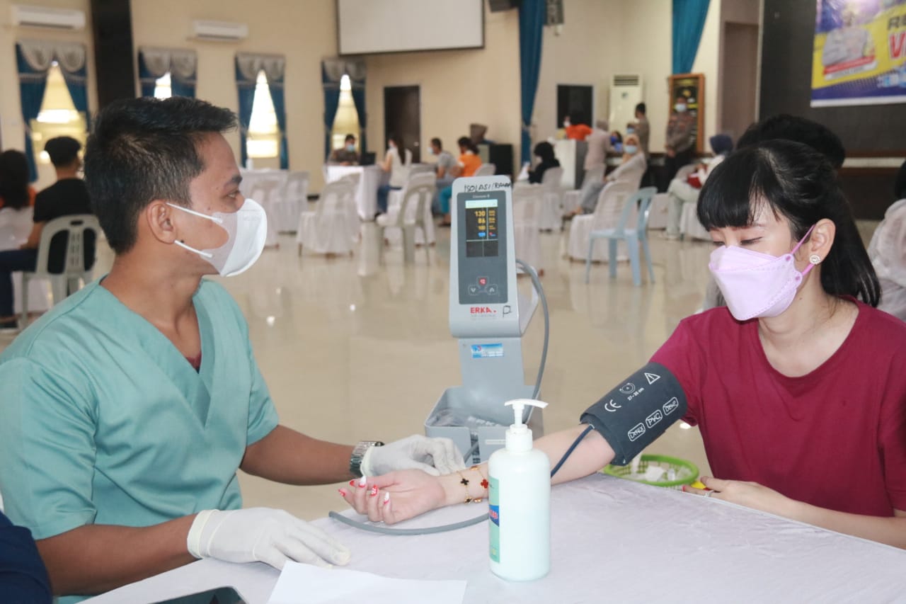 Polda Kepri bekerjasama dengan Ikatan Keluarga Masyarakat Bangka Belitung (IKAMBA) Kota Batam menggelar vaksinasi, Kamis (3/6/2021).