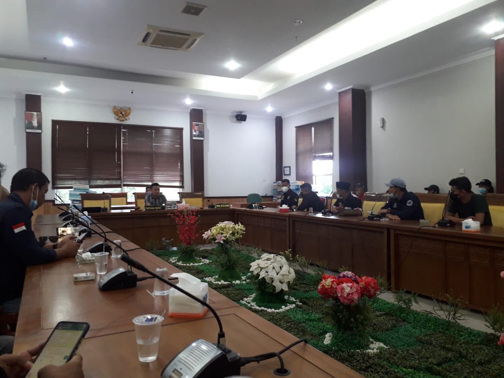 Puluhan pemilik rental mobil Buser Rentcar Nasional (BRN) Korda Kepulauan Riau, Kamis (3/6/2021) siang, mendatangi Komisi I DPRD Kota Batam.