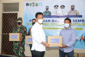 Wali Kota Batam Muhammad Rudi saat penyerahan sembako secara simbolis untuk keluarga pasien se-Kota Batam di Halaman Kantor Camat Lubukbaja, Kamis (3/6/2021) sore.