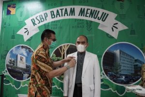 Rumah Sakit BP Batam melaksanakan Penyematan Pin Green Hospital kepada petugas pelayanan di Instalasi Rawat Jalan.