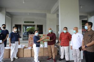 Yayasan Buddha Tzu Chi Batam memberikan bantuan makanan untuk para pasien berstatus OTG Covid-19 dan nakes yang berada di Asrama Haji Batam Center, Sabtu (5/6/2021).
