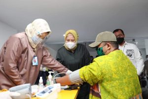 Wakil Gubernur Kepri, Marlin Agustina Rudi meninjau langsung pelaksanaan vaksinasi terhadap 630 pelaku UMKM Kota Batam, Senin (7/6/2021).