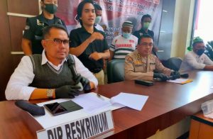 Kabid Humas Polda Kepri Kombes Pol Harry Goldenhardt didampingi Direktur Reserse Kriminal Umum (Dirreskrimum) Polda Kepri Kombes Pol Arie Dharmanto dalam konferensi pers penangkapan pekerja migran ilegal, Senin (7/6/2021).