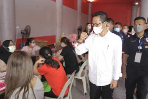 Wakil Wali Kota Batam Amsakar Achmad meninjau vaksinasi masyarakat Perkumpulan Teochew Batam, Rabu (9/6/2021).