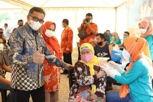 Sekretaris Daerah (Sekda) Kota Batam, Jefridin saat meninjau proses vaksinasi kepada masyarakat, Kamis (10/6/2021).
