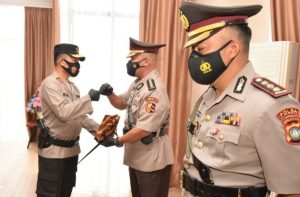 Kapolda Kepri Irjen Pol Aris Budiman memimpin serah terima jabatan Pejabat Utama Polda Kepri di ruang Kerja Kapolda Kepri, Jumat (11/6/2021).