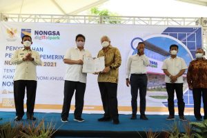 Menko Bidang Perekonomian, Airlangga Hartarto, menyerahkan dua PP tentang KEK yang berlokasi di Batam yang telah ditandatangani oleh Presiden Joko Widodo pada 8 Juni 2021 lalu.