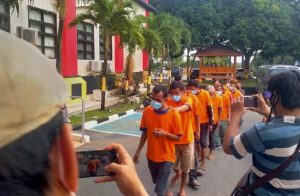 Satreskrim Polresta Barelang mengamankan 10 juru parkir (juru parkir) yang memungut tarif parkir di atas jam 22.00 WIB.