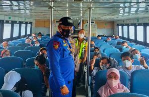 Ditpolairud Polda Kepri menerjunkan anggota di pelabuhan-pelabuhan untuk mengimbau penerapan protokol kesehatan (prokes) ke masyarakat.