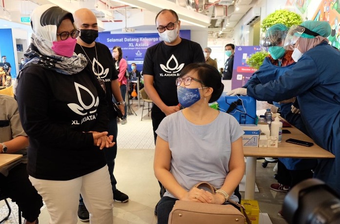 Penyuntikan vaksinasi Gotong Royong kepada karyawan dan keluarga XL Axiata, Rabu (16/7/2021).