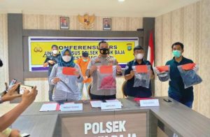 Konferensi pers oleh Kapolsek Lubuk Baja AKP Satria Nanda didampingi Wakasat Reskrim Polresta Barelang, AKP Juwita Oktaviani dan Kasi Humas Polresta Barelang, Iptu Tigor Sidabariba, Kamis (17/6/2021).