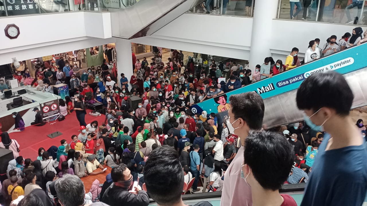 Vaksinasi berkerumun di Mega Mall. (FOTO : Istimewa)