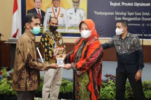 Wakil Gubernur Kepri Marlin Agustina menyerahkan penghargaan kepada peserta yang telah meraih juara Lomba Inovasi TTG tingkat Provinsi Kepri, Kamis (17/6/2021).