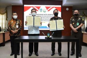 Pemerintah Provinsi dan Kejaksaan Tinggi Kepulauan Riau melakukan penandatanganan Nota Kesepakatan Tentang Pengawasan Terpadu Pengelolaan Dana Desa Tingkat Provinsi Kepulauan Riau. Pemerintah Provinsi dan Kejaksaan Tinggi Kepulauan Riau melakukan penandatanganan Nota Kesepakatan Tentang Pengawasan Terpadu Pengelolaan Dana Desa Tingkat Provinsi Kepulauan Riau.