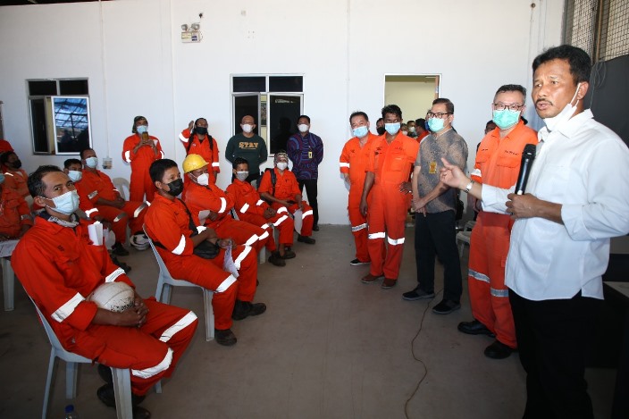 Walikota Batam, Muhammad Rudi, meninjau vaksinasi di perusahaan galangan kapal, PT Paxocean, Sagulung, Kamis (17/6/2021).